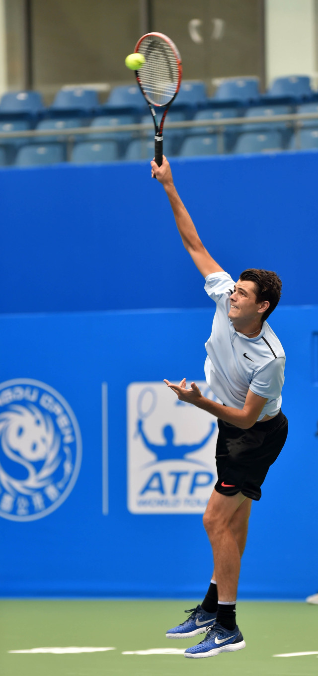 他在中场的 他在中场的