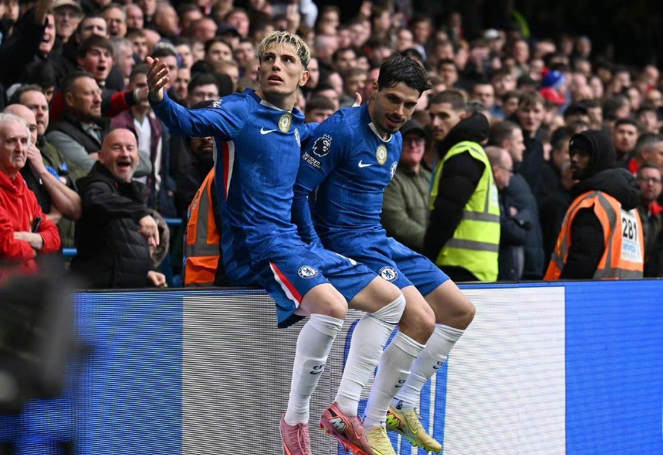 教练组围绕 教练组围绕